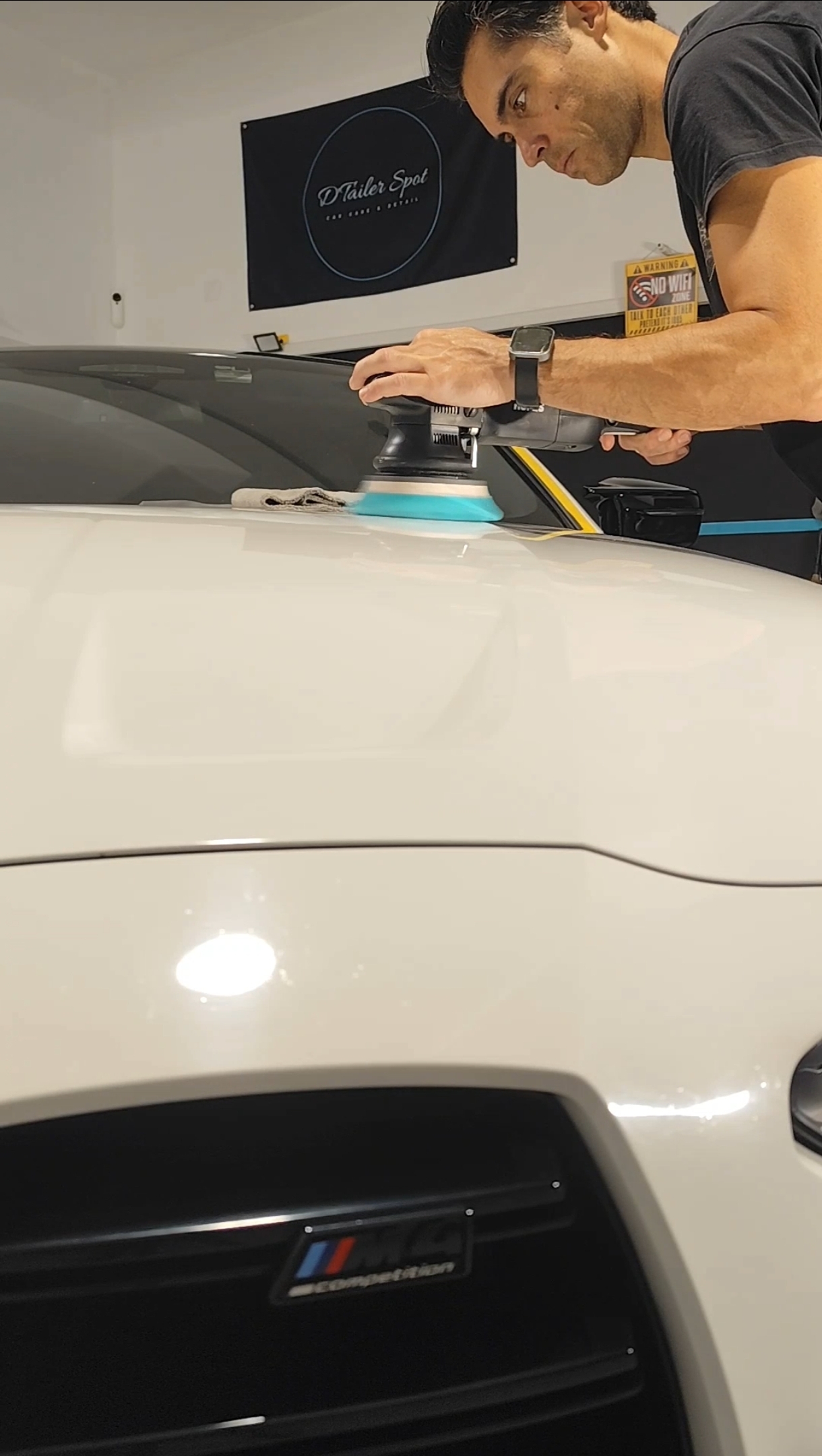 Polimento de spoiler traseiro de um Civic Type R
